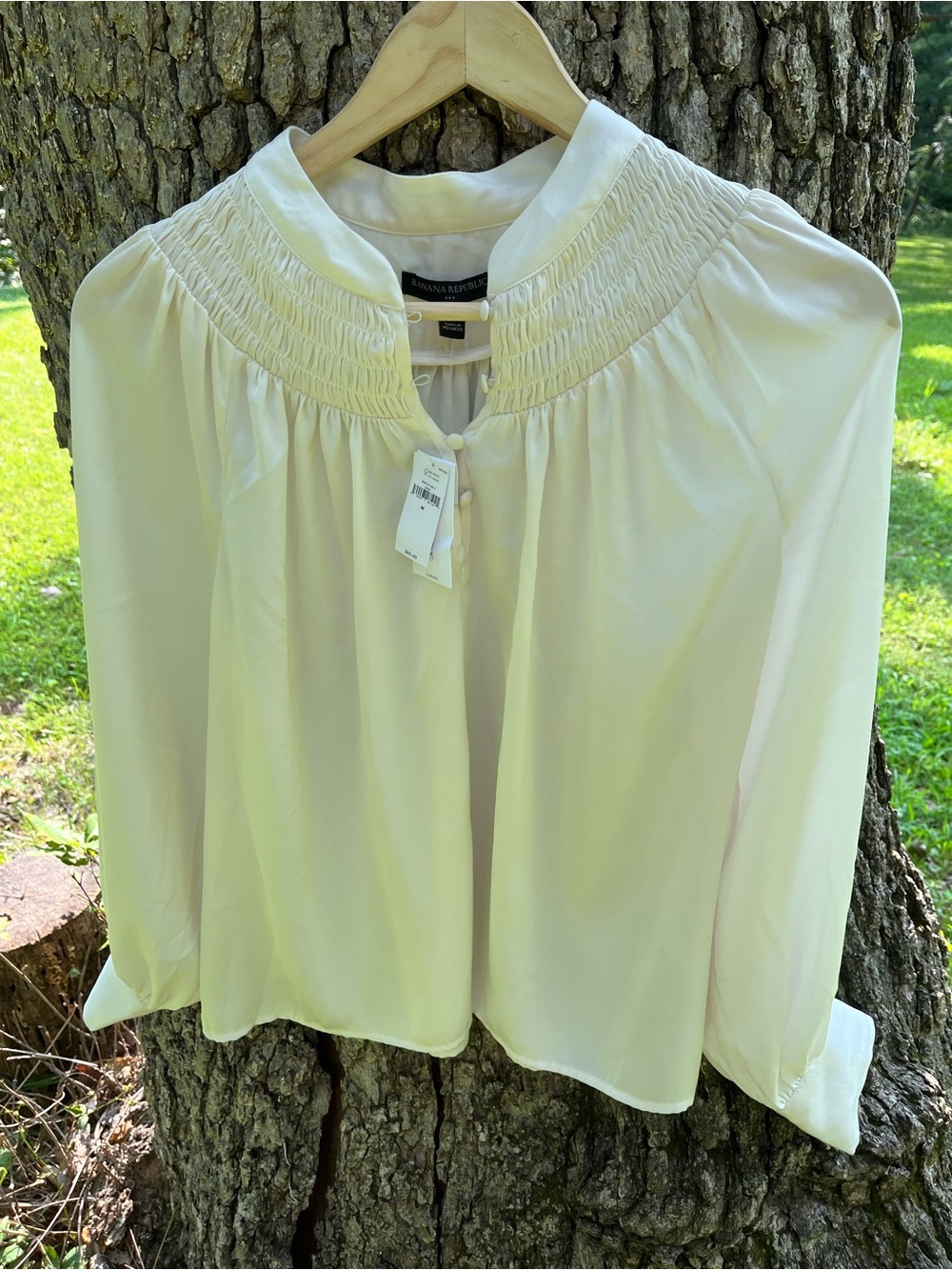 ⭐️NWT Banana Republic Smocked Blouse in size M